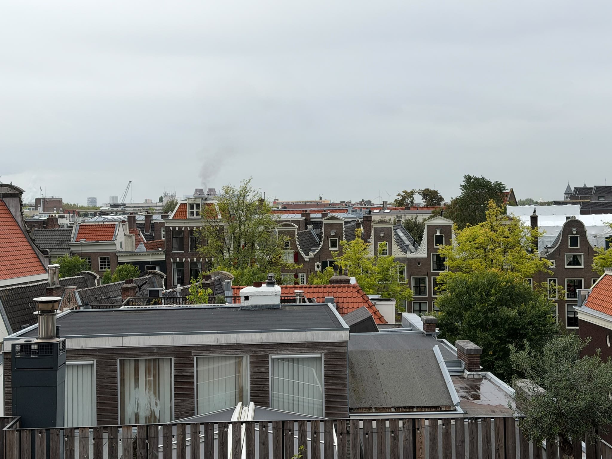 Uitzicht vanaf een dakterras over de daken van de Amsterdamse grachtengordel