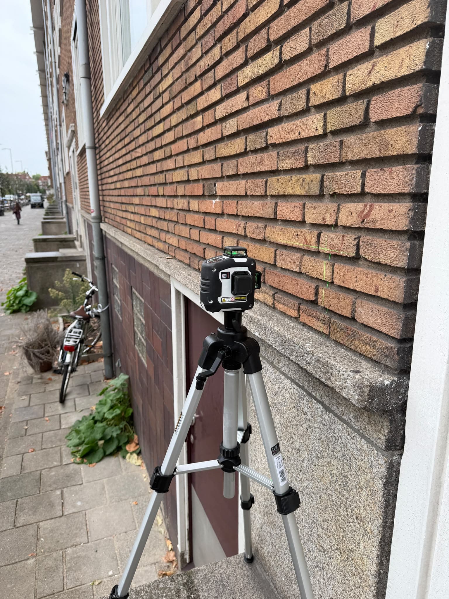 Laseropstelling voor het inmeten van scheefstand aan de gevel