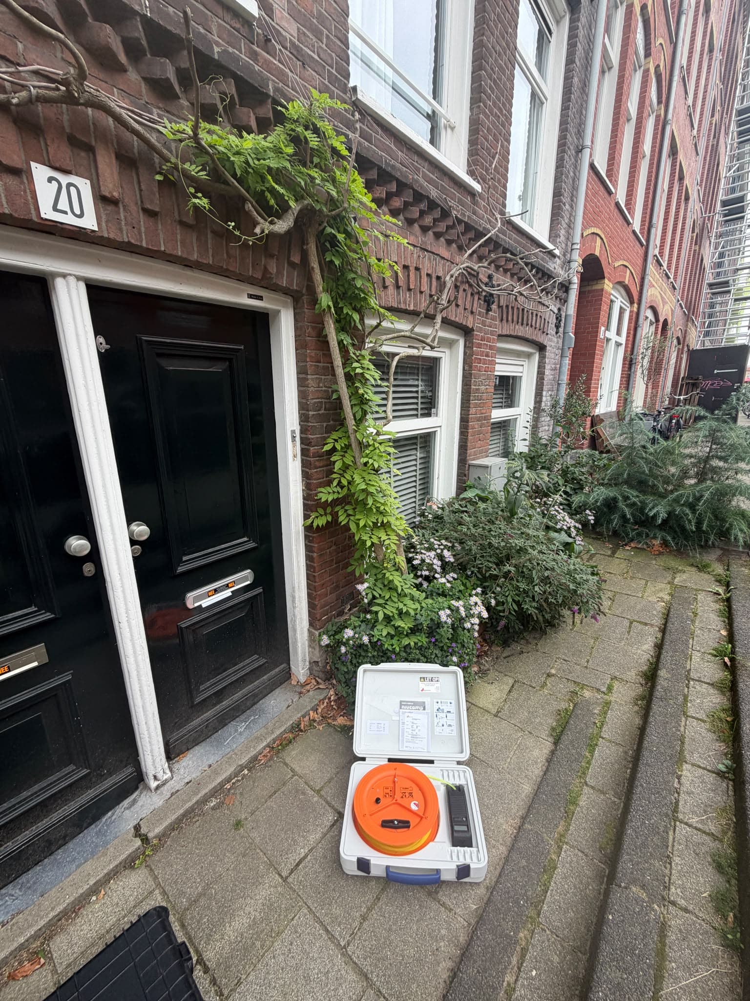 Meetkoffer klaargezet bij de voordeur voor een Fase 0-inspectie